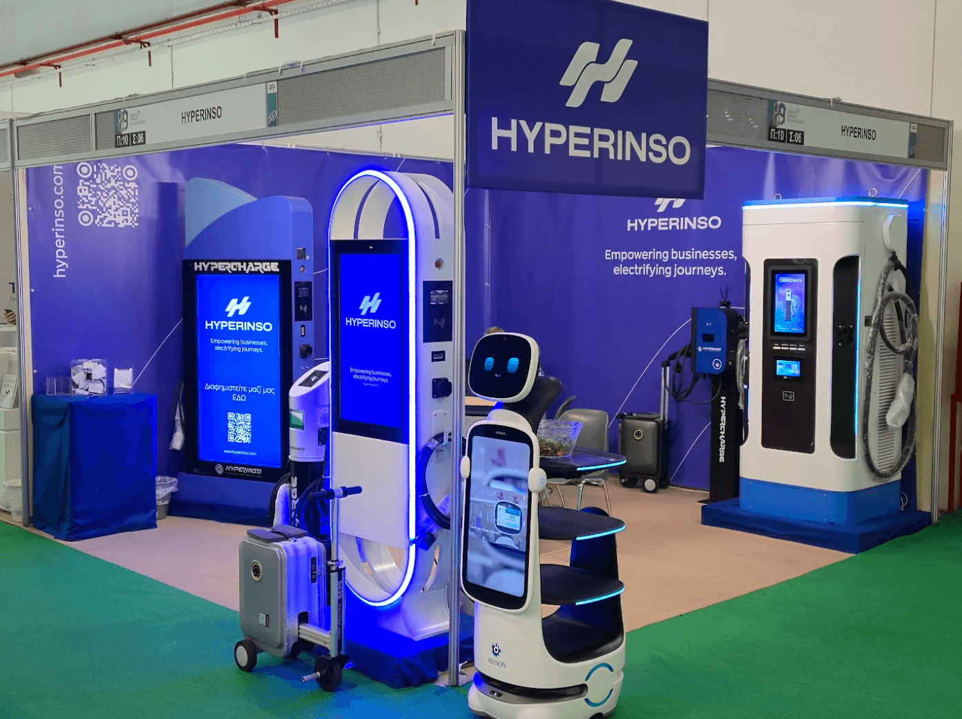 Το περίπτερο της Hyperinso στην 89η ΔΕΘ με φορτιστές, ψηφιακές οθόνες και ρομπότ εξυπηρέτησης
