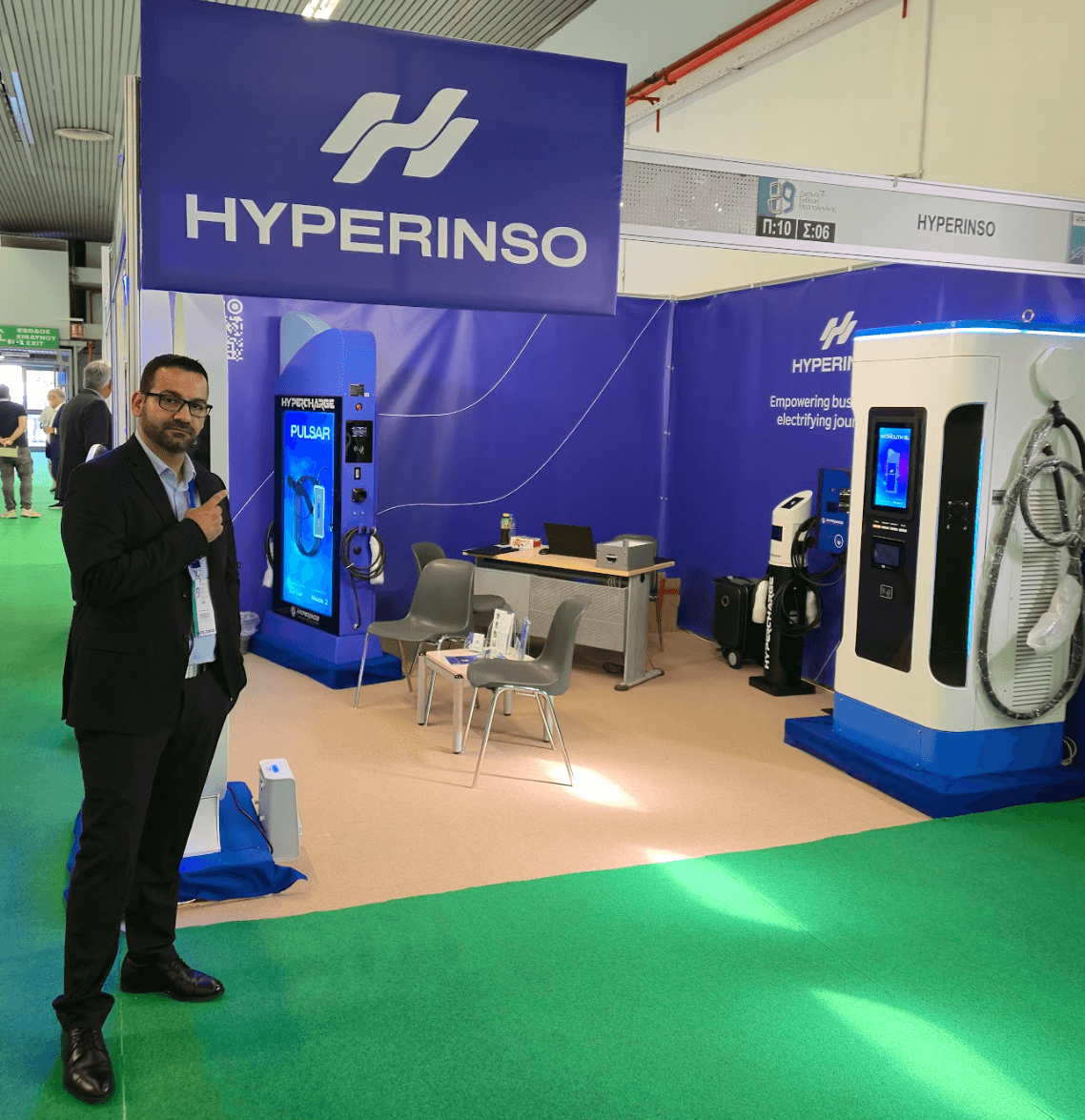 Εκπρόσωπος της Hyperinso μπροστά από τους φορτιστές του εκθεσιακού περιπτέρου